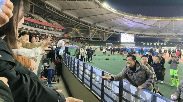 中国香港明星足球队40载巡回赛乐山站,1-2不敌海浪明星足球队